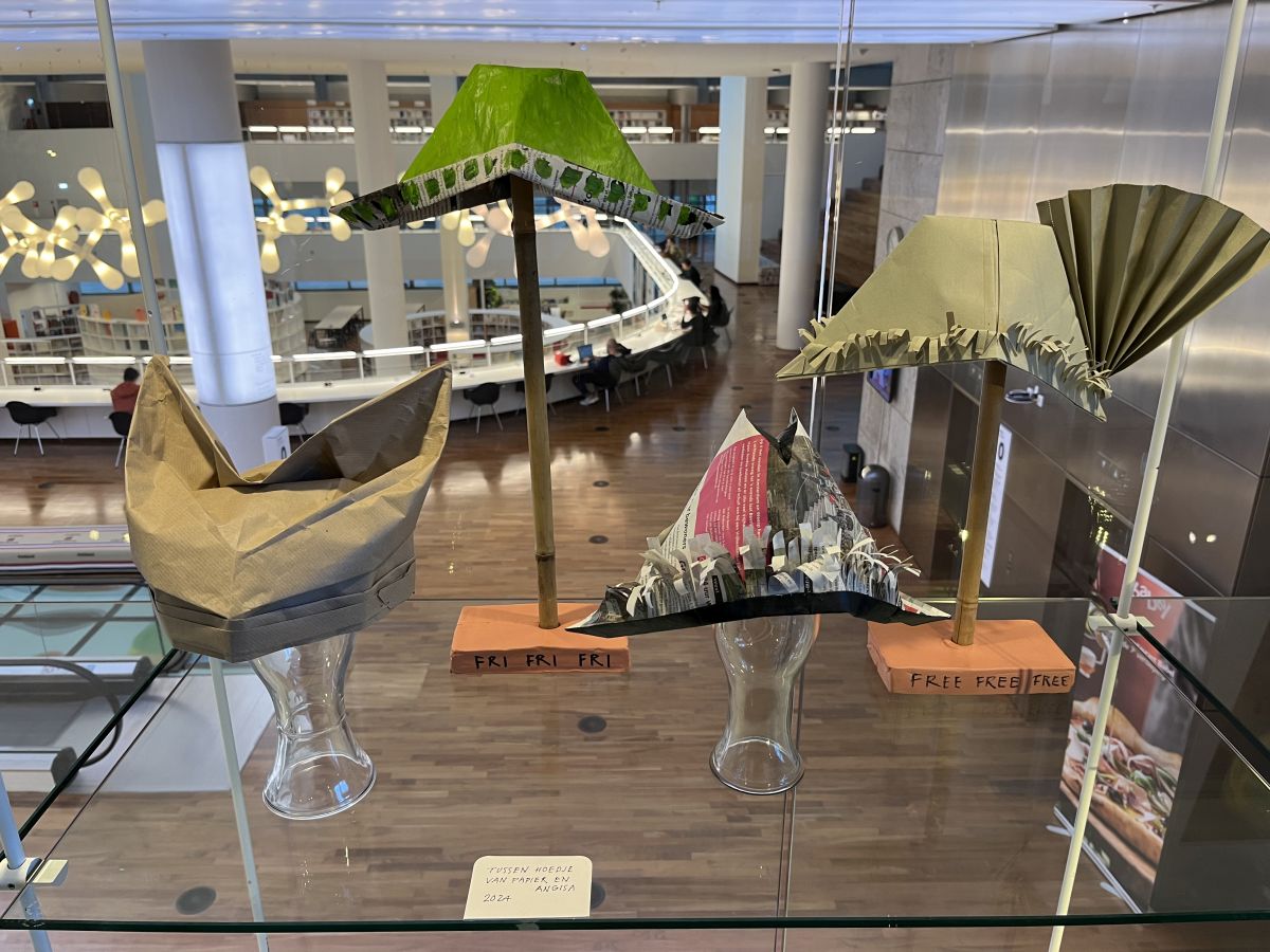 Tussen Angisa en Hoedje van Papier. Uit de expo ‘De Tuin van de Wereld’, Oba Oosterdok, Amsterdam 2024